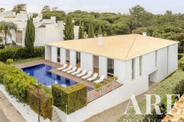 Villa 9-bedroom for sale in Almancil, Loulé, Faro