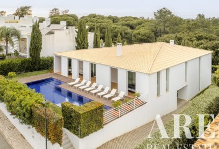 Villa 9-bedroom for sale in Almancil, Loulé, Faro